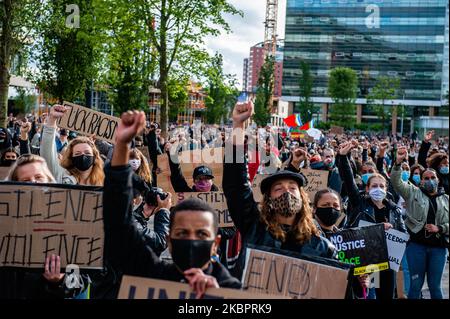 Während des massiven Solidaritätsproteste gegen die schwarze Gewalt, der am 5. 2020. Juni in Utrecht stattfindet, heben die Menschen die Hände. (Foto von Romy Arroyo Fernandez/NurPhoto) Stockfoto