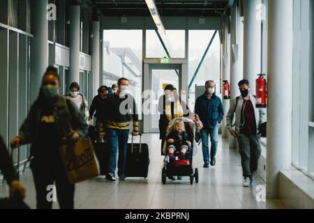 Passagiere mit Gesichtsmasken steigen am 5. Juni 2020 aus dem Skytrain, der zwischen dem Regionalzug und dem Flughafen von Düsseldorf verkehrt, aus. Deutschland hebt die Reisebeschränkungen für europäische Länder ab Juni 15 auf. (Foto von Ying Tang/NurPhoto) Stockfoto