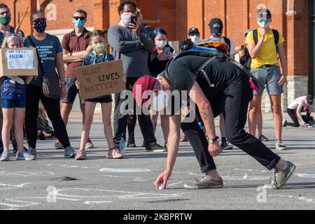 Ein Demonstrator würdigt Breonna Taylor, der heute 27 Jahre alt geworden wäre, während eines Protestes gegen die Brutalität der Polizei am Freitag, den 5. Juni 2020 in Cincinnati, Ohio, Usa. (Foto von Jason Whitman/NurPhoto) Stockfoto