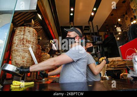 Gyros Fast-Food-Shop mit Mitarbeitern, die Gesichtsmasken und Handschuhe tragen. Tägliches Leben im Stadtzentrum von Thessaloniki, der zweitgrößten Stadt Griechenlands während des Ausbruchs des Coronavirus Covid-19. Griechenland, nachdem es mit der Verbreitung des Virus gut abgeschlagen hatte, hob die Schutzmaßnahmen der Quarantäne- und Verkehrsbeschränkungen auf. Menschen werden mit Gesichtsmasken, Entfernungen und Handschuhen gesehen. Juni 2020 (Foto von Nicolas Economou/NurPhoto) Stockfoto