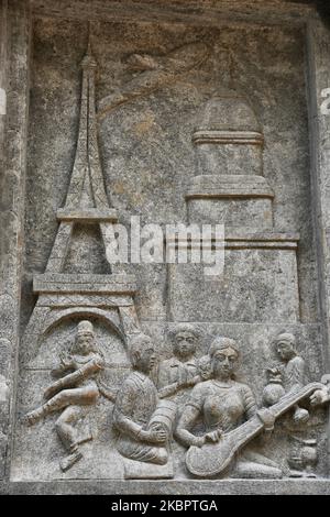 Steinschnitzereien, in denen Lord Siva (Lord Shiva) vor dem Eifelturm tanzt, schmücken den raja-Gopuram-Turm des Arul Eswari Muthumariamman-Hindu-Tempels in Jaffna, Sri Lanka, am 15. August 2017. (Foto von Creative Touch Imaging Ltd./NurPhoto) Stockfoto