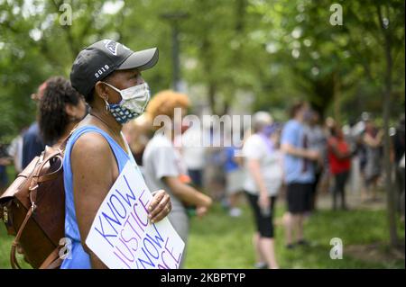 Am 6. Juni 2020 versammeln sich Gemeindemitglieder zu einem familienfreundlichen und friedlichen Protest in der vielfältigen und liberalen Nachbarschaft Mount Airy im Nordwesten von Philadelphia, PA. Menschen protestieren gegen den Tod, während sie in Polizeigewahrsam von George Floyd in Nachbarschaften, großen und kleinen Gemeinden und Städten auf der ganzen Welt waren. (Foto von Bastiaan Slabbers/NurPhoto) Stockfoto