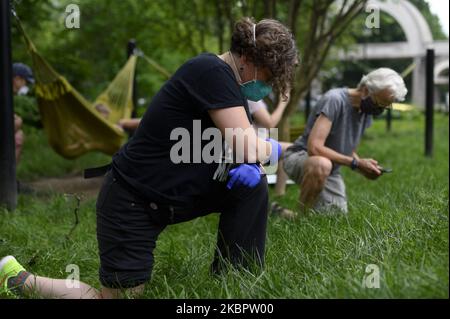 Gemeindemitglieder knien am 6. Juni 2020 während eines familienfreundlichen und friedlichen Protestes in dem vielfältigen und liberalen Viertel Mount Airy im Nordwesten von Philadelphia, PA, 8 Minuten und 46 Sekunden lang. Menschen protestieren gegen den Tod, während sie in Polizeigewahrsam von George Floyd in Nachbarschaften, großen und kleinen Gemeinden und Städten auf der ganzen Welt waren. (Foto von Bastiaan Slabbers/NurPhoto) Stockfoto