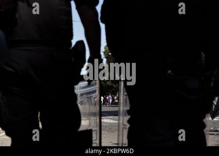 Eine Gruppe von Anti-Aufstand-Polizisten während der Proteste im Circo Massimo in Rom, Italien, am 6. Juni 2020. Der Protest wird von mehreren ultrasischen Fußballvereinen und weit entfernten politischen Parteien gegen die italienische Regierung erhoben. Die Bewegung ''i Ragazzi d'Italia'' entstand nach der Entscheidung der italienischen Regierung, die Nation nach der Ausbreitung von Covid-19 zu sperren. Die Bewegung protestiert gegen die durch die Sperrung verursachte Wirtschaftskrise. (Foto von Matteo Trevisan/NurPhoto) Stockfoto