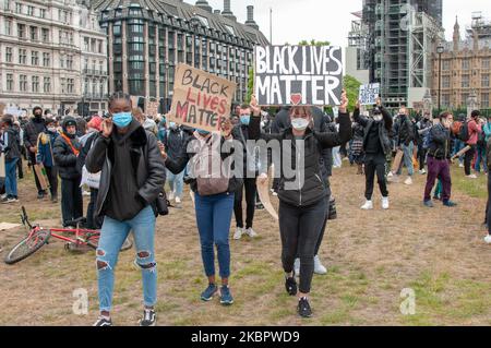 Menschenmengen versammeln sich während eines Protestes von Black Lives Matter am Parliament Square in London. Der Tod von George Floyd, während er sich in der Haft der Polizei von Minneapolis befand, hat weltweit Proteste ausgelöst (Foto: Robin Pope/NurPhoto) Stockfoto