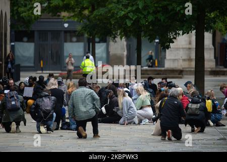 Eine kleine Gruppe von Demonstranten „kniet“ für George Floyd auf dem St. Peter's Square in Manchester. Sie knieen als Teil einer breiteren Bewegung von Black Lives Matter-Protesten, die in ganz Großbritannien stattfinden. Freitag, 5.. Juni 2020 (Foto von Pat Scaasi/MI News/NurPhoto) Stockfoto