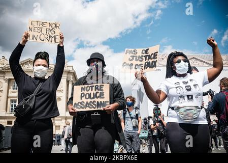 Demonstranten halten am 6. Juni Plakate mit den Slogans „Polizeimord“, „Schwarz zu sein ist kein Verbrechen“ und „Keine Gerechtigkeit, kein Frieden“ hoch. 2020 bei einer Kundgebung der Bewegung Black Lives Matter, die auf dem Place de la Concorde vor der US-Botschaft in Paris stattfand, Auf Initiative der Black African Defence League (LDNA) und der Anti-Negrophobia Brigade versammelten sich mehrere tausend Demonstranten, die mit zahlreichen Plakaten mit Parolen für George Floyd, gegen Polizeigewalt und gegen Rassismus kamen. (Foto von Samuel Boivin/NurPhoto) Stockfoto