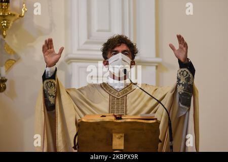 Am 24. Mai 2020 hält ein Priester einen Gottesdienst in Palermo, Italien. Mit der Phase 2 der COVID-19-Notlage haben die Kirchen auch ihre Türen für die Gläubigen geöffnet, wobei sie stets die Anti-COVID-Bestimmungen einhalten. (Foto von Francesco Militello Mirto/NurPhoto) Stockfoto