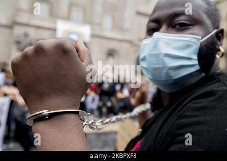 Tausende von Menschen demonstrieren am 7. Juni 2020 im Plaça de Sant Jaume in Barcelona gegen Rassismus und in Erinnerung an George Floyd in Barcelona, Katalonien, Spanien. (Foto von Albert Llop/NurPhoto) Stockfoto