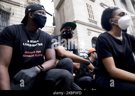 Tausende von Menschen demonstrieren am 7. Juni 2020 im Plaça de Sant Jaume in Barcelona gegen Rassismus und in Erinnerung an George Floyd in Barcelona, Katalonien, Spanien. (Foto von Albert Llop/NurPhoto) Stockfoto