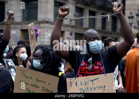 Tausende von Menschen demonstrieren am 7. Juni 2020 im Plaça de Sant Jaume in Barcelona gegen Rassismus und in Erinnerung an George Floyd in Barcelona, Katalonien, Spanien. (Foto von Albert Llop/NurPhoto) Stockfoto