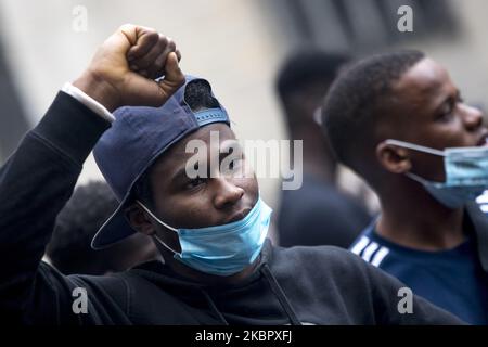 Tausende von Menschen demonstrieren am 7. Juni 2020 im Plaça de Sant Jaume in Barcelona gegen Rassismus und in Erinnerung an George Floyd in Barcelona, Katalonien, Spanien. (Foto von Albert Llop/NurPhoto) Stockfoto