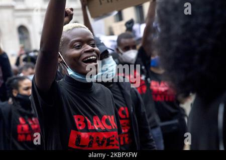 Tausende von Menschen demonstrieren am 7. Juni 2020 im Plaça de Sant Jaume in Barcelona gegen Rassismus und in Erinnerung an George Floyd in Barcelona, Katalonien, Spanien. (Foto von Albert Llop/NurPhoto) Stockfoto