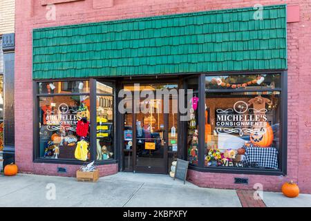 ELKIN, NORTH CAROLINA, USA-14. OKTOBER 2022: Michelles Einlieferungsladen in der Main Street, dekoriert für Halloween. Stockfoto