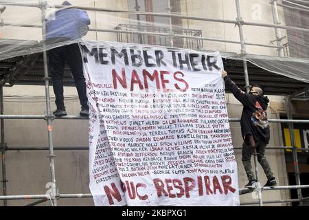 Tausende von Menschen demonstrieren am 7. Juni 2020 im Plaça de Sant Jaume in Barcelona gegen Rassismus und in Erinnerung an George Floyd in Barcelona, Katalonien, Spanien. (Foto von Albert Llop/NurPhoto) Stockfoto