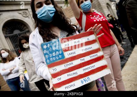 Tausende von Menschen demonstrieren am 7. Juni 2020 im Plaça de Sant Jaume in Barcelona gegen Rassismus und in Erinnerung an George Floyd in Barcelona, Katalonien, Spanien. (Foto von Albert Llop/NurPhoto) Stockfoto