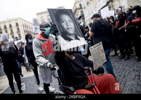 Tausende von Menschen demonstrieren am 7. Juni 2020 im Plaça de Sant Jaume in Barcelona gegen Rassismus und in Erinnerung an George Floyd in Barcelona, Katalonien, Spanien. (Foto von Albert Llop/NurPhoto) Stockfoto