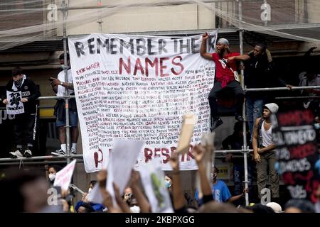 Tausende von Menschen demonstrieren am 7. Juni 2020 im Plaça de Sant Jaume in Barcelona gegen Rassismus und in Erinnerung an George Floyd in Barcelona, Katalonien, Spanien. (Foto von Albert Llop/NurPhoto) Stockfoto