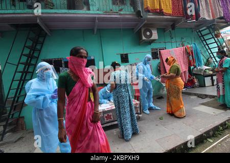 Eine Frau geht nach einer medizinischen Überprüfung im Slum Dharavi in Mumbai, Indien, am 07. Juni 2020 aus. Indien befindet sich weiterhin im landesweiten Sperrgebiet, um die Ausbreitung der Coronavirus-Pandemie (COVID-19) zu kontrollieren. (Foto von Himanshu Bhatt/NurPhoto) Stockfoto