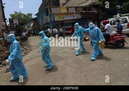 Am 07. Juni 2020 laufen Gesundheitshelfer in Schutzanzügen und Gesichtsmasken entlang einer Straße im Slum Dharavi von Mumbai, Indien. Indien befindet sich weiterhin im landesweiten Sperrgebiet, um die Ausbreitung der Coronavirus-Pandemie (COVID-19) zu kontrollieren. (Foto von Himanshu Bhatt/NurPhoto) Stockfoto