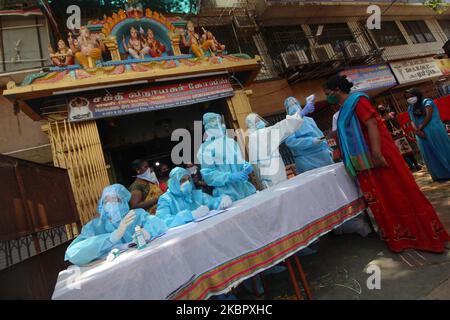 Am 07. Juni 2020 überprüft ein Mitarbeiter des Gesundheitswesens die Temperatur einer Frau im Slum Dharavi in Mumbai, Indien. Indien befindet sich weiterhin im landesweiten Sperrgebiet, um die Ausbreitung der Coronavirus-Pandemie (COVID-19) zu kontrollieren. (Foto von Himanshu Bhatt/NurPhoto) Stockfoto