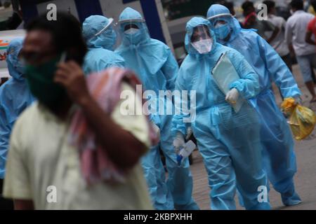 Am 07. Juni 2020 laufen Gesundheitshelfer in Schutzanzügen und Gesichtsmasken entlang einer Straße im Slum Dharavi von Mumbai, Indien. Indien befindet sich weiterhin im landesweiten Sperrgebiet, um die Ausbreitung der Coronavirus-Pandemie (COVID-19) zu kontrollieren. (Foto von Himanshu Bhatt/NurPhoto) Stockfoto