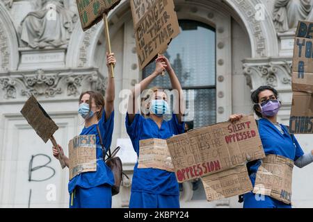 Demonstranten werden in Whitehall mit Plakaten während eines Protestes in London gegen Black Lives Matter gesehen, nach dem Tod von George Floyd, der am 7. Juni 2020 in Polizeigewahrsam in Minneapolis, London, Großbritannien, starb. (Foto von Maciek Musialek/NurPhoto) Stockfoto