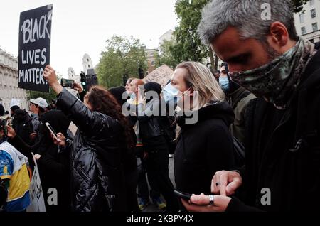 Aktivisten der Black Lives Matter, die sich am zweiten Tag des Massenproteste gegen Rassismus versammelten, demonstrieren am 7. Juni 2020 vor der Downing Street in Whitehall in London, England. Heute war der vierte massive Black Lives Matter-Protest in London innerhalb von acht Tagen, inmitten einer globalen Welle von Anti-Rassismus-Demonstrationen, ausgelöst durch die Tötung eines schwarzen Mannes, George Floyd, in der US-Stadt Minneapolis am 25. Mai in Polizeigewahrsam. (Foto von David Cliff/NurPhoto) Stockfoto