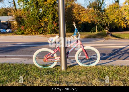 ELKIN, NORTH CAROLINA, USA-14. OKTOBER 2022: Getragenes Kinderfahrrad, das sich gegen den Pfosten lehnt, später sonniger Tag. Stockfoto