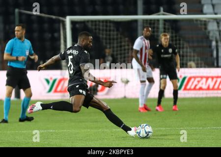 Fernando Varela #5 vom FC PAOK, wie man während der PAOK gegen Olympiacos 0-1 für das Playoffs-Spiel der Super League in Griechenland gesehen hat, nachdem am 7. Juni 2020 in Thessaloniki, Griechenland, ein dreimonatiger Coronavirus-Einfrieren der griechischen Meisterschaft eingefroren war. Toumba Stadium, die Heimat von PAOK, war leer, ohne Fans als Schutzmaßnahme gegen die Ausbreitung der COVID-19-Coronavirus-Pandemie und alle Menschen im Inneren wurden untersucht und mit Masken und Handschuhen versehen. (Foto von Nicolas Economou/NurPhoto) Stockfoto