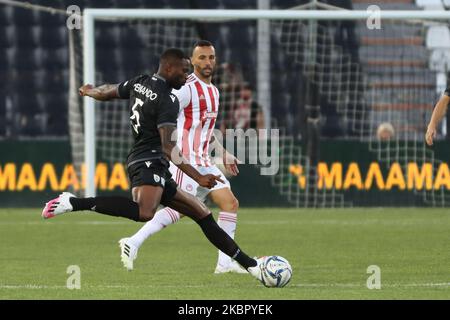 Fernando Varela #5 vom FC PAOK, wie man während der PAOK gegen Olympiacos 0-1 für das Playoffs-Spiel der Super League in Griechenland gesehen hat, nachdem am 7. Juni 2020 in Thessaloniki, Griechenland, ein dreimonatiger Coronavirus-Einfrieren der griechischen Meisterschaft eingefroren war. Toumba Stadium, die Heimat von PAOK, war leer, ohne Fans als Schutzmaßnahme gegen die Ausbreitung der COVID-19-Coronavirus-Pandemie und alle Menschen im Inneren wurden untersucht und mit Masken und Handschuhen versehen. (Foto von Nicolas Economou/NurPhoto) Stockfoto