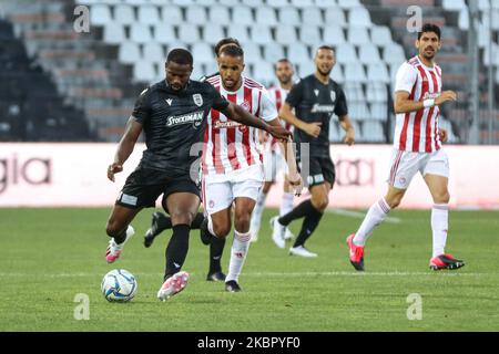 Fernando Varela #5 von PAOK und Youssef El-Arabi oder El Arabi #11 von Olympiacos Piräus, wie er während PAOK gegen Olympiacos 0-1 für das Playoffs-Spiel der Super League in Griechenland nach einem dreimonatigen Einfrieren des Coronavirus der griechischen Meisterschaft am 7. Juni 2020 in Thessaloniki gesehen hat, Griechenland. Toumba Stadium, die Heimat von PAOK, war leer, ohne Fans als Schutzmaßnahme gegen die Ausbreitung der COVID-19-Coronavirus-Pandemie und alle Menschen im Inneren wurden untersucht und mit Masken und Handschuhen versehen. (Foto von Nicolas Economou/NurPhoto) Stockfoto