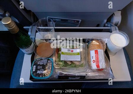 Bordmahlzeit mit Salat und Sandwich der Economy-Klasse, serviert mit Milch, Wasser, Ayran und einem Dessert. Flug mit Turkish Airlines während des COVID-19 Coronavirus-Pandemieausbruchs. In einem fast leeren Flugzeug sind weniger Passagiere zum Fliegen an Bord, während die Kabinencrew und die Flugbegleiter Schutzmasken tragen. Der Internationale Flug TK 1843 vom neuen Flughafen Istanbul in der Türkei in die Hauptstadt Athen in Griechenland wird von einem neuen, modernen und fortschrittlichen Flugzeug, einem Airbus A321neo mit Registrierung TC-LSN, betrieben. (Foto von Nicolas Economou/NurPhoto) Stockfoto