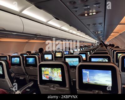 Innenraum einer Kabine in der Economy-Klasse eines Airbus A321 NEO während eines Fluges. Flug mit Turkish Airlines während des COVID-19 Coronavirus-Pandemieausbruchs. In einem fast leeren Flugzeug sind weniger Passagiere zum Fliegen an Bord, während die Kabinencrew und die Flugbegleiter Schutzmasken tragen. Der Internationale Flug TK 1843 vom neuen Flughafen Istanbul in der Türkei in die Hauptstadt Athen in Griechenland wird von einem neuen, modernen und fortschrittlichen Flugzeug, einem Airbus A321neo mit Registrierung TC-LSN, betrieben. (Foto von Nicolas Economou/NurPhoto) Stockfoto