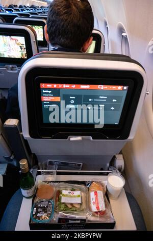 Bordmahlzeit mit Salat und Sandwich der Economy-Klasse, serviert mit Milch, Wasser, Ayran und einem Dessert. Flug mit Turkish Airlines während des COVID-19 Coronavirus-Pandemieausbruchs. In einem fast leeren Flugzeug sind weniger Passagiere zum Fliegen an Bord, während die Kabinencrew und die Flugbegleiter Schutzmasken tragen. Der Internationale Flug TK 1843 vom neuen Flughafen Istanbul in der Türkei in die Hauptstadt Athen in Griechenland wird von einem neuen, modernen und fortschrittlichen Flugzeug, einem Airbus A321neo mit Registrierung TC-LSN, betrieben. (Foto von Nicolas Economou/NurPhoto) Stockfoto