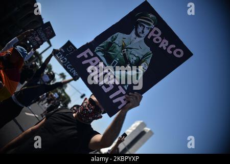 Demonstranten nehmen an einem antifaschistischen Protest gegen Rassismus, die Regierung von Präsident Jair Bolsonaro, Teil und verteidigen die Demokratie inmitten der Coronavirus-Pandemie (COVID-19) in Brasilia, Brasilien, Sonntag, 7. Juni, 2020. (Foto von Andre Borges/NurPhoto) Stockfoto