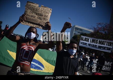 Demonstranten nehmen an einem antifaschistischen Protest gegen Rassismus, die Regierung von Präsident Jair Bolsonaro, Teil und verteidigen die Demokratie inmitten der Coronavirus-Pandemie (COVID-19) in Brasilia, Brasilien, Sonntag, 7. Juni, 2020. (Foto von Andre Borges/NurPhoto) Stockfoto