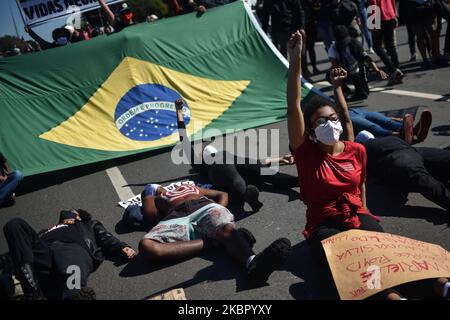 Demonstranten nehmen an einem antifaschistischen Protest gegen Rassismus, die Regierung von Präsident Jair Bolsonaro, Teil und verteidigen die Demokratie inmitten der Coronavirus-Pandemie (COVID-19) in Brasilia, Brasilien, Sonntag, 7. Juni, 2020. (Foto von Andre Borges/NurPhoto) Stockfoto