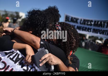 Demonstranten nehmen an einem antifaschistischen Protest gegen Rassismus, die Regierung von Präsident Jair Bolsonaro, Teil und verteidigen die Demokratie inmitten der Coronavirus-Pandemie (COVID-19) in Brasilia, Brasilien, Sonntag, 7. Juni, 2020. (Foto von Andre Borges/NurPhoto) Stockfoto