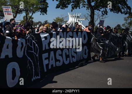 Demonstranten nehmen an einem antifaschistischen Protest gegen Rassismus, die Regierung von Präsident Jair Bolsonaro, Teil und verteidigen die Demokratie inmitten der Coronavirus-Pandemie (COVID-19) in Brasilia, Brasilien, Sonntag, 7. Juni, 2020. (Foto von Andre Borges/NurPhoto) Stockfoto