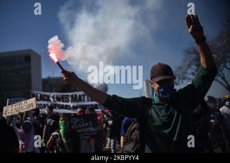 Demonstranten nehmen an einem antifaschistischen Protest gegen Rassismus, die Regierung von Präsident Jair Bolsonaro, Teil und verteidigen die Demokratie inmitten der Coronavirus-Pandemie (COVID-19) in Brasilia, Brasilien, Sonntag, 7. Juni, 2020. (Foto von Andre Borges/NurPhoto) Stockfoto