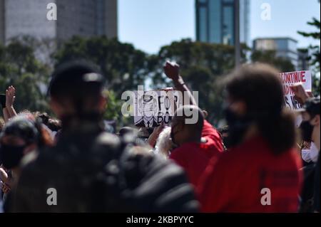 Demonstranten nehmen an einem antifaschistischen Protest gegen Rassismus, die Regierung von Präsident Jair Bolsonaro, Teil und verteidigen die Demokratie inmitten der Coronavirus-Pandemie (COVID-19) in Brasilia, Brasilien, Sonntag, 7. Juni, 2020. (Foto von Andre Borges/NurPhoto) Stockfoto