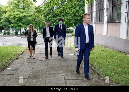 Eine Gruppe junger Erwachsener besucht die Abschlussprüfungen, die Reifeprüfungen in der ersten Allgemeinen Bildungsschule (I Liceum Ogolnokrztalcace im. Stefana Zeromskiego) in Kielce, Polen am 8. Juni 2020. Es ist der erste Tag der Prüfungen, die insgesamt etwa einen Monat dauern wird, es ist die wichtigste Prüfung in Polsish Schulsystem. Die diesjährigen Prüfungen werden mit zusätzlichen Coronacitus-Maßnahmen zur sozialen Distanzierung durchgeführt. Die 2020 Absolventen sind besonders benachteiligt, da die Schulen drei Monate lang geschlossen waren und sie sich zu Hause vorbereiten mussten. (Foto von Dominika Zarzycka/NurPhoto) Stockfoto