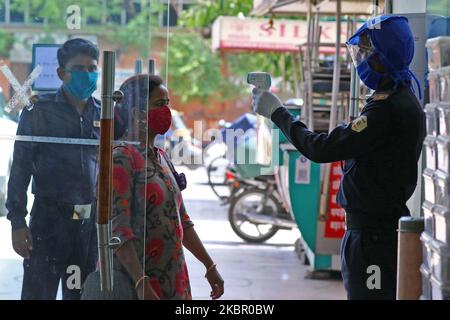 Besucher unterziehen thermische Screening für geben innerhalb der Mall nach der Wiedereröffnung, in Jaipur, Rajasthan, Indien, Montag, 08. Juni 2020. Einkaufszentren und Einkaufszentren in der wurden am Montag nach mehr als zwei Monaten wieder eröffnet und konzentrierten sich auf die stündliche Desinfektion der öffentlichen Bereiche, kontaktloses Einkaufen und physische Distanzierung, um die Ausbreitung des tödlichen Coronavirus zu verhindern. (Foto von Vishal Bhatnagar/NurPhoto) Stockfoto