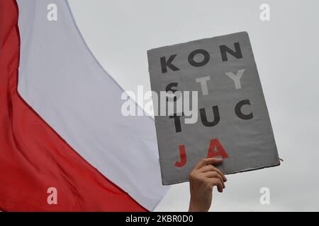 Ein Mitglied des Komitees zur Verteidigung der Demokratie (KOD) hält während des Protestes „Unterstützung für Richter Igor Tuley“, der am Montag, dem 8. Juni, auf dem Hauptmarkt in Krakau organisiert wurde, ein „Verfassungszeichen“ ab. Die vom Europäischen Gerichtshof verurteilte Disziplinarkammer des Obersten Gerichtshofs wird heute in Warschau den Antrag des Staatsanwalts behandeln, Richter Igor Tuleya seiner Immunität im Zusammenhang mit den Aktivitäten des Gerichts im Jahr 2017 zu berauben. Am Dienstag, den 9. Juni 2020, in Krakau, Polen. (Foto von Artur Widak/NurPhoto) Stockfoto