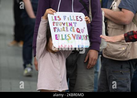 Menschen der feministischen Kollektive, Versammlungen und Verbände, Unterzeichner des Appells "vor der gesundheitlichen, wirtschaftlichen und sozialen Krise, ein feministischer Notfallplan! ''organisierte am 8. Juni 2020 eine Demonstration in Nantes, Frankreich. Die Demonstranten forderten, dass wichtige, oft weibliche Arbeitsplätze für ihren wahren Nutzen anerkannt, sozial überdacht und besser bezahlt werden. Die Demonstranten forderten "'höhere Löhne und gleiches Entgelt für Frauen und Männer'' und ''ein Ende der Politik der Abschaffung der öffentlichen Dienstleistungen und des Arbeitsgesetzbuch''. (Foto von Estelle Ruiz/NurPhoto) Stockfoto