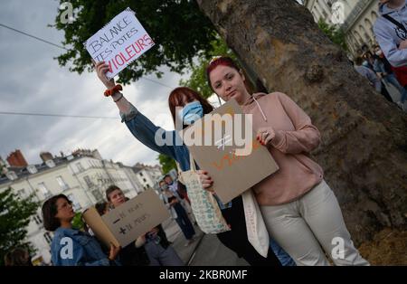 Menschen der feministischen Kollektive, Versammlungen und Verbände, Unterzeichner des Appells "vor der gesundheitlichen, wirtschaftlichen und sozialen Krise, ein feministischer Notfallplan! ''organisierte am 8. Juni 2020 eine Demonstration in Nantes, Frankreich. Die Demonstranten forderten, dass wichtige, oft weibliche Arbeitsplätze für ihren wahren Nutzen anerkannt, sozial überdacht und besser bezahlt werden. Die Demonstranten forderten "'höhere Löhne und gleiches Entgelt für Frauen und Männer'' und ''ein Ende der Politik der Abschaffung der öffentlichen Dienstleistungen und des Arbeitsgesetzbuch''. (Foto von Estelle Ruiz/NurPhoto) Stockfoto