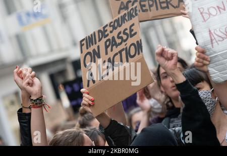 Menschen der feministischen Kollektive, Versammlungen und Verbände, Unterzeichner des Appells "vor der gesundheitlichen, wirtschaftlichen und sozialen Krise, ein feministischer Notfallplan! ''organisierte am 8. Juni 2020 eine Demonstration in Nantes, Frankreich. Die Demonstranten forderten, dass wichtige, oft weibliche Arbeitsplätze für ihren wahren Nutzen anerkannt, sozial überdacht und besser bezahlt werden. Die Demonstranten forderten "'höhere Löhne und gleiches Entgelt für Frauen und Männer'' und ''ein Ende der Politik der Abschaffung der öffentlichen Dienstleistungen und des Arbeitsgesetzbuch''. (Foto von Estelle Ruiz/NurPhoto) Stockfoto