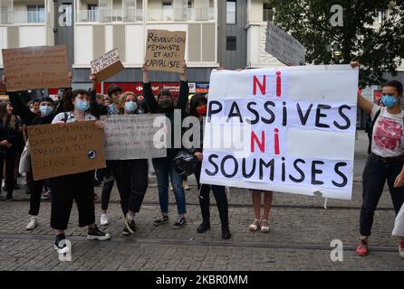 Menschen der feministischen Kollektive, Versammlungen und Verbände, Unterzeichner des Appells "vor der gesundheitlichen, wirtschaftlichen und sozialen Krise, ein feministischer Notfallplan! ''organisierte am 8. Juni 2020 eine Demonstration in Nantes, Frankreich. Die Demonstranten forderten, dass wichtige, oft weibliche Arbeitsplätze für ihren wahren Nutzen anerkannt, sozial überdacht und besser bezahlt werden. Die Demonstranten forderten "'höhere Löhne und gleiches Entgelt für Frauen und Männer'' und ''ein Ende der Politik der Abschaffung der öffentlichen Dienstleistungen und des Arbeitsgesetzbuch''. (Foto von Estelle Ruiz/NurPhoto) Stockfoto