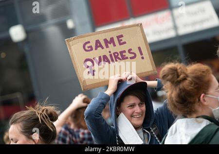 Menschen der feministischen Kollektive, Versammlungen und Verbände, Unterzeichner des Appells "vor der gesundheitlichen, wirtschaftlichen und sozialen Krise, ein feministischer Notfallplan! ''organisierte am 8. Juni 2020 eine Demonstration in Nantes, Frankreich. Die Demonstranten forderten, dass wichtige, oft weibliche Arbeitsplätze für ihren wahren Nutzen anerkannt, sozial überdacht und besser bezahlt werden. Die Demonstranten forderten "'höhere Löhne und gleiches Entgelt für Frauen und Männer'' und ''ein Ende der Politik der Abschaffung der öffentlichen Dienstleistungen und des Arbeitsgesetzbuch''. (Foto von Estelle Ruiz/NurPhoto) Stockfoto